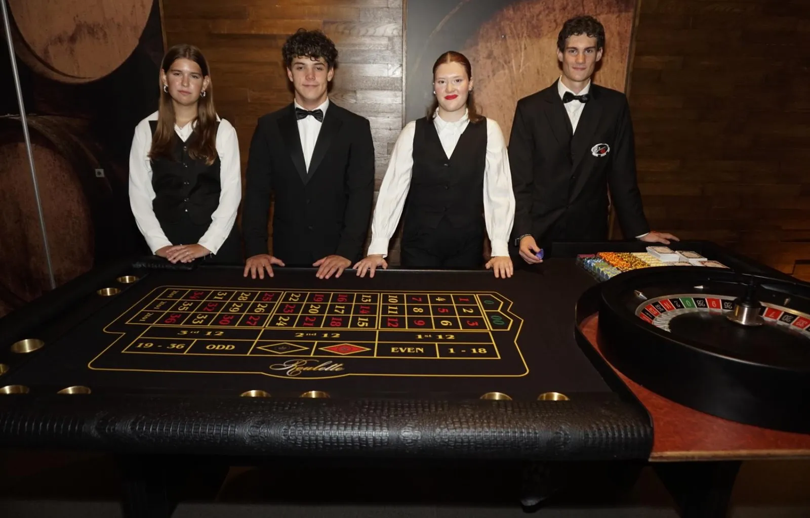 De Casinova's croupiers achter een roulettetafel