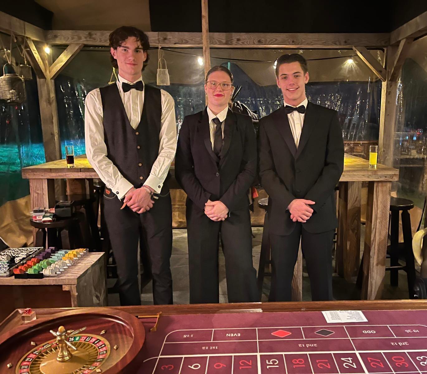 De Casinova's croupiers achter een roulettetafel